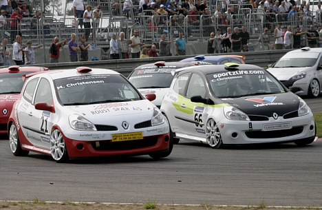 Michael Christensen og Claus Christensen skal på FDM Jyllandsringen afgøre, hvem der kan kalde sig vinder af Renault Clio Cuppen i 2009.